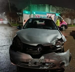 Colisión entre un auto y una camioneta en Balcarce y Del Busto