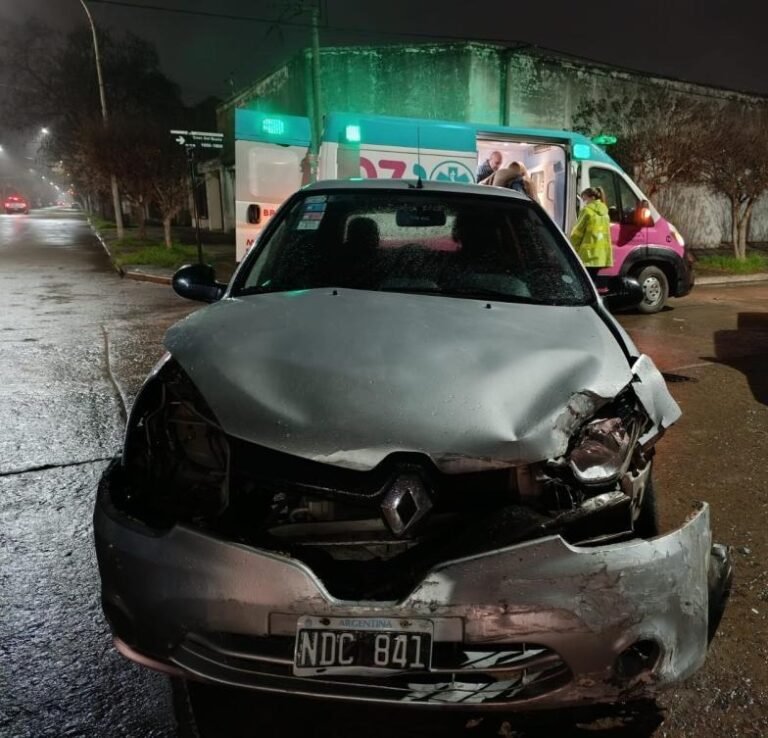 Colisión entre un auto y una camioneta en Balcarce y Del Busto