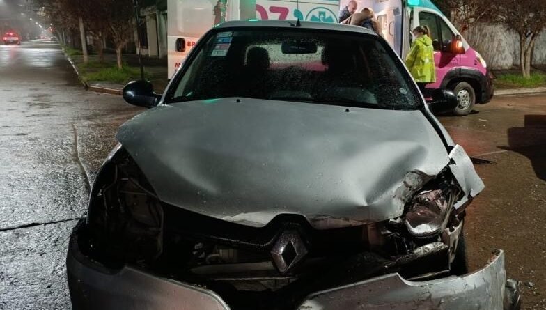 Colisión entre un auto y una camioneta en Balcarce y Del Busto