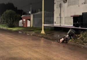 Bragado: un motociclista está grave tras chocar contra un cesto al esquivar un perro
