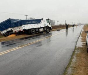 Un camionero de Bragado volcó parte de una carga de maíz en la Ruta 51