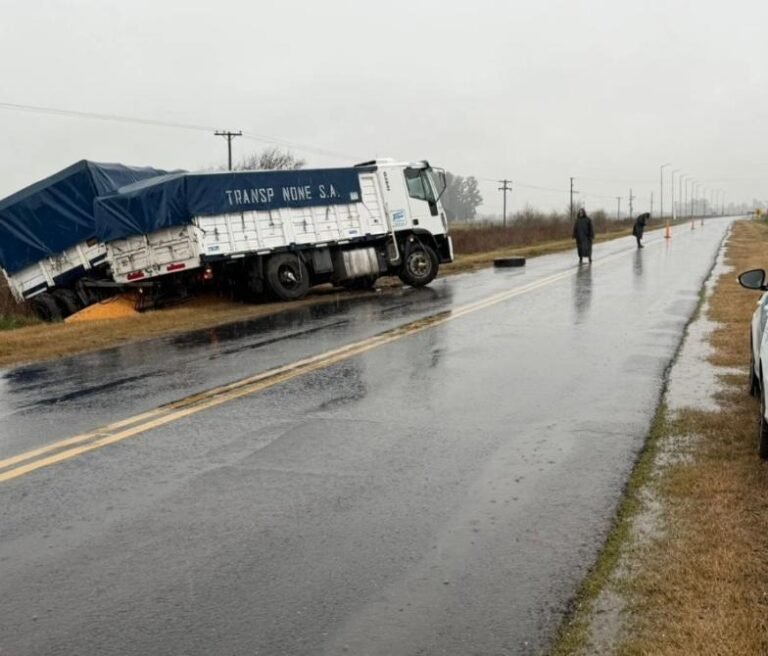 Un camionero de Bragado volcó parte de una carga de maíz en la Ruta 51