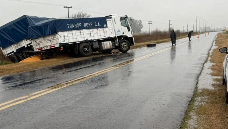 Un camionero de Bragado volcó parte de una carga de maíz en la Ruta 51