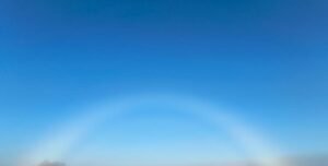Un arco blanco apareció sobre la niebla en Bragado