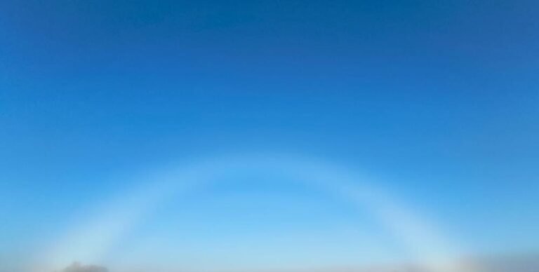 Un arco blanco apareció sobre la niebla en Bragado