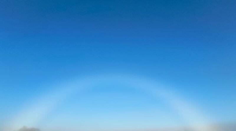 Un arco blanco apareció sobre la niebla en Bragado